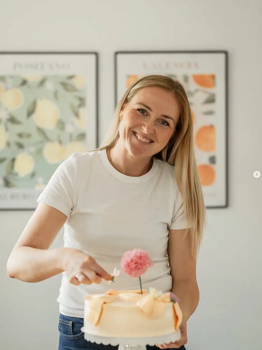 Michelle Olsen, kagekunstner i Kerteminde, med en håndlavet kage